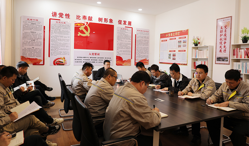 二一一队党委副书记、总经理刘旭到陕西庞家河金矿宣讲全国两会精神